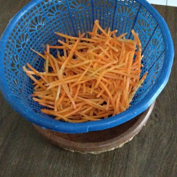 Serut wortel lalu cuci bersih dan tiriskan.
