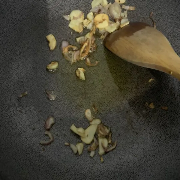 Tumis bawang merah dan bawang putih sampai harum.