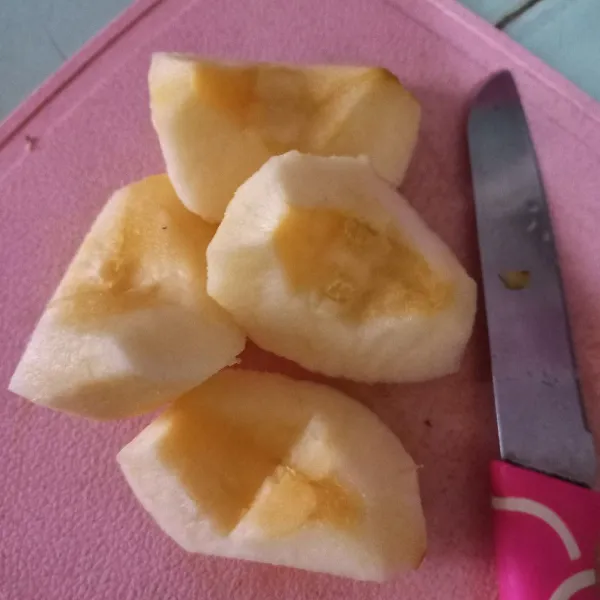 Kupas buah apel dan potong-potong, kemudian masukkan ke wadah blender bersama gula dan air. Lalu haluskan.