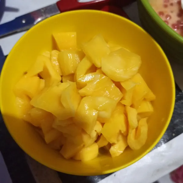 Potong nangka kecil-kecil.