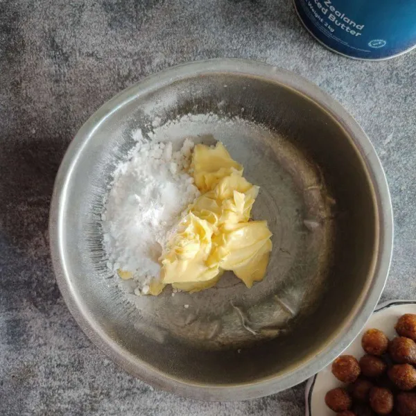 Kocok salted butter dengan gula halus hingga tercampur rata.