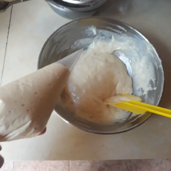 Aduk rata adonan dan masukkan ke dalam piping bag.