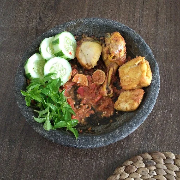 Lalapan Ayam Sambal Dadak