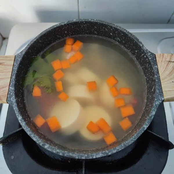 Ketika wortel sudah empuk, masukkan potongan tofu.