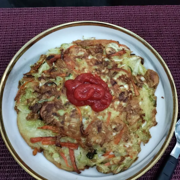 Setelah matang lalu olesi dengan saos sambal dan mayonaise. Setelah itu, siap untuk di sajikan.
