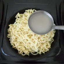 Tuang minyak ayam pada mangkok saji, tambahkan mie dan kuah, beri topping ayam kecap dan sayur, sajikan.