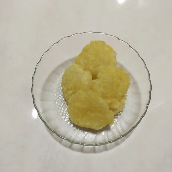 Taruh cireng yang sudah digoreng ke dalam mangkuk.