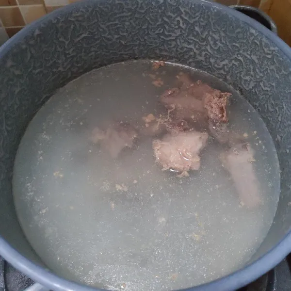 Didihkan air, rebus daging sampai empuk. Kemudian angkat daging dan potong dadu kecil. Lalu masukkan kembali ke dalam panci dan rebus kembali.