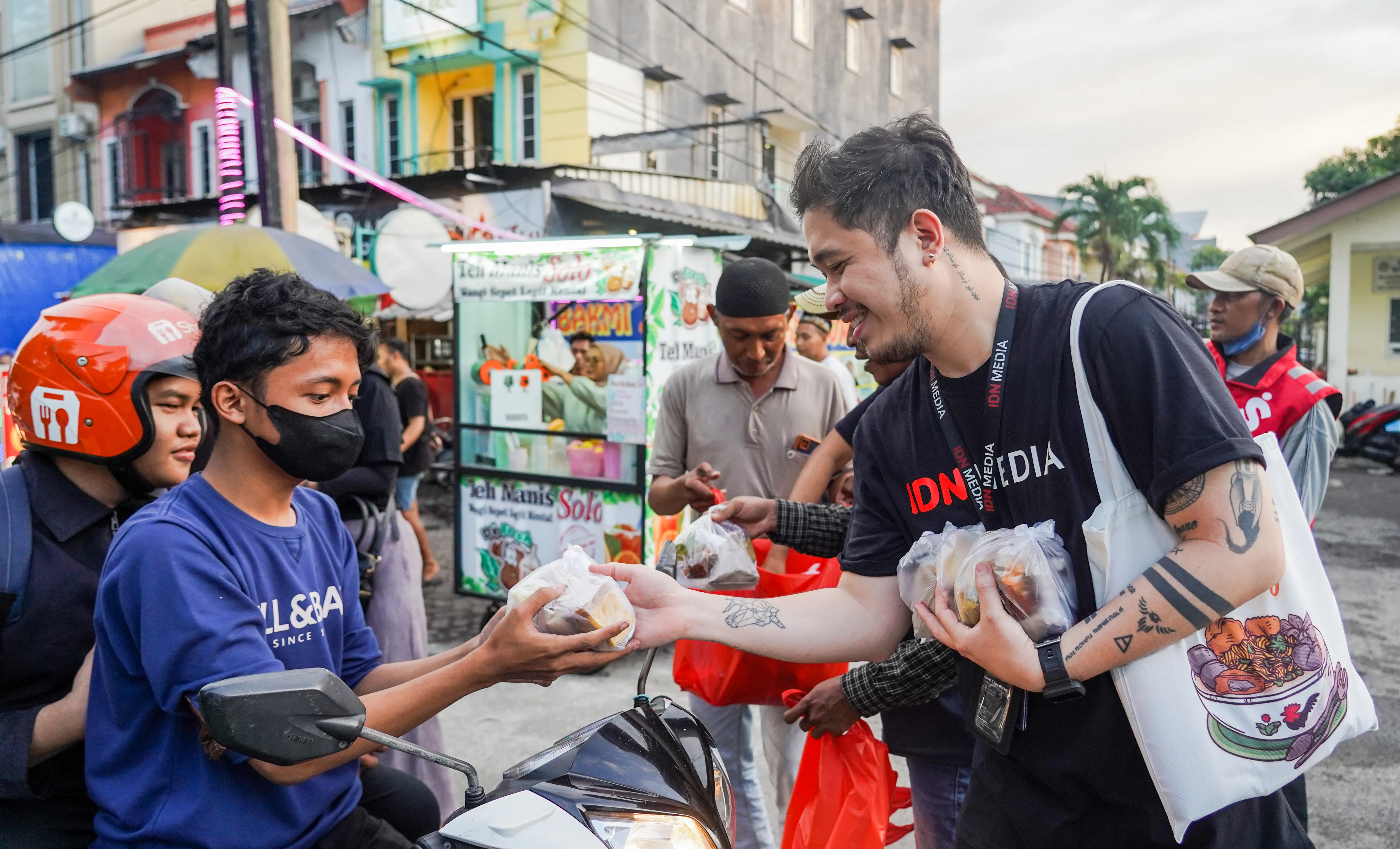 Pada Rabu, 12 April 2023, Tim Yummy berkesempatan untuk membagikan total 625 nasi bungkus kepada teman-teman yang membutuhkan di daerah Daan Mogot, Jakarta Barat. 625 nasi bungkus ini merupakan hasil gabungan dari resep Sobat Yummy yang sudah 