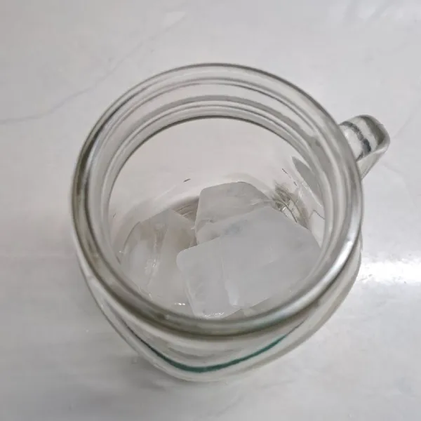 Ambil gelas saji, beri es batu secukupnya.