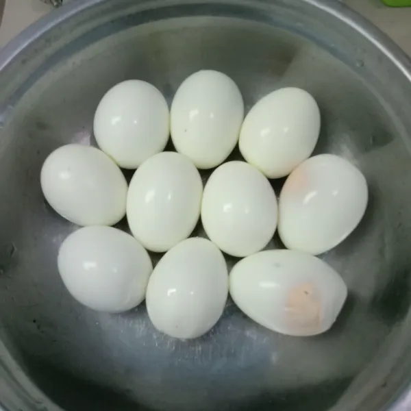Rebus telur hingga matang, rendam dalam air dingin kemudian kupas.