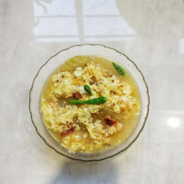 Siram dengan kuah pedas dan sajikan.