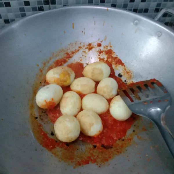 Masukkan telur lalu tambahkan garam, gula, dan kaldu ayam. Kemudian beri kucuran jeruk limau.