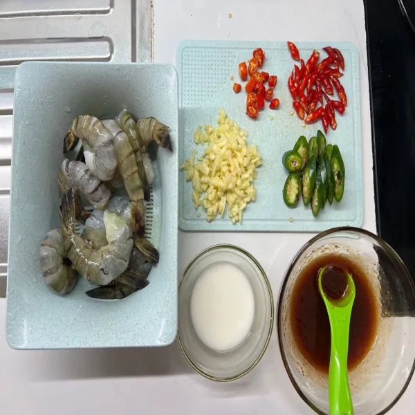 Bersihkan udang. Iris cabai dan bawang. Dan larutkan tepung maizena.