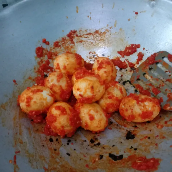 Aduk rata kemudian koreksi rasanya. Masak hingga tanak lalu angkat. Sajikan.