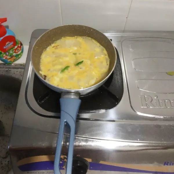 Beri garam, gula pasir dan cabai rawit hijau utuh lalu aduk rata.