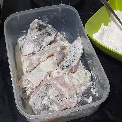 Masukkan 4 sdm tepung ke dalam ikan, lalu tambahkan air aduk rata, diamkan selama 15 menit, setelah itu lumuri dengan tepung kering