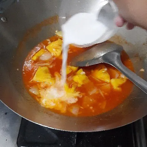 Masukkan potongan nanas kemudian tambahkan larutan tapioka aduk cepat, koreksi rasa