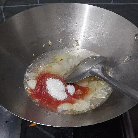 Saus : tumis duo bawang hingga wangi, kemudian tambahkan air, masukkan saus tomat, garam dan gula lalu aduk rata