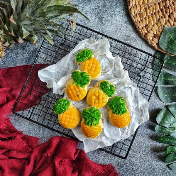 Keluarkan dari oven jika sudah matang, lalu dinginkan di atas cooling rak. Untuk penyimpanan, simpan di toples bertutup rapat. Kemudian sajikan.