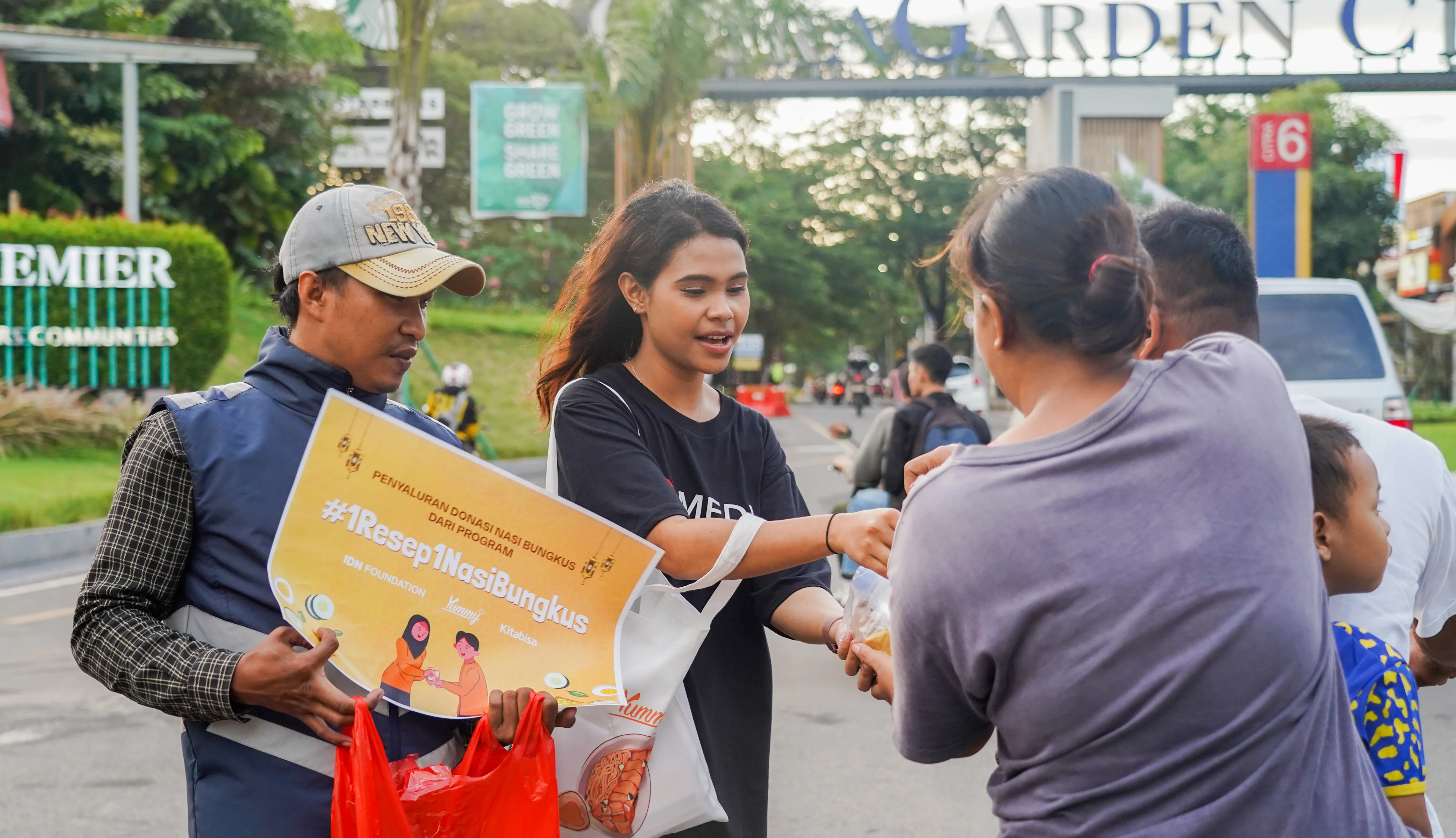 Distribusi '1 Resep 1 Nasi Bungkus', Donasi Sobat Yummy kepada Sesama