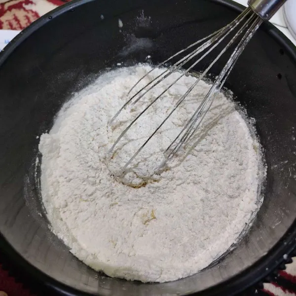 Kemudian masukkan bahan tepung kering sambil diayak.