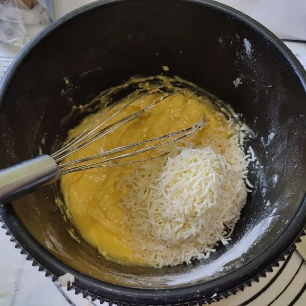 Mixer hingga tercampur rata butter, margarin, gula halus. Masukkan kuning telur dan vanila extract. Mixer lagi hingga tercampur rata. lalu masukkan keju edam. Aduk rata.