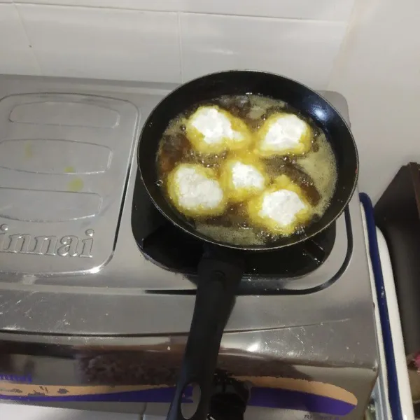 Goreng cireng dalam minyak panas lalu sisihkan.