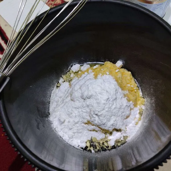Kocok butter dengan gula halus hingga tercampur rata, lalu tambahkan pasta vanila dan kuning telur, kocok kembali hingga rata.