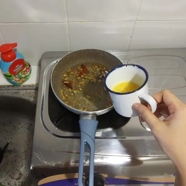 Tambahkan air dan masukkan kocokan telur ayam.