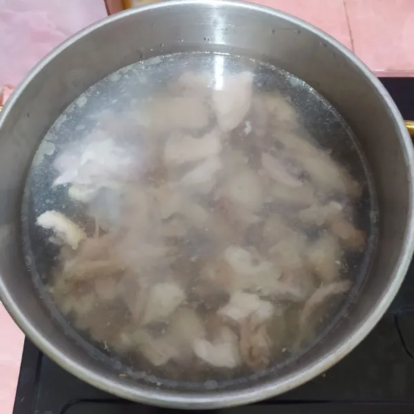 Potong ayam kecil-kecil lalu rebus. Buang air rebusan yang pertama, ganti dengan air yang baru lalu rebus sampai ayam empuk.
