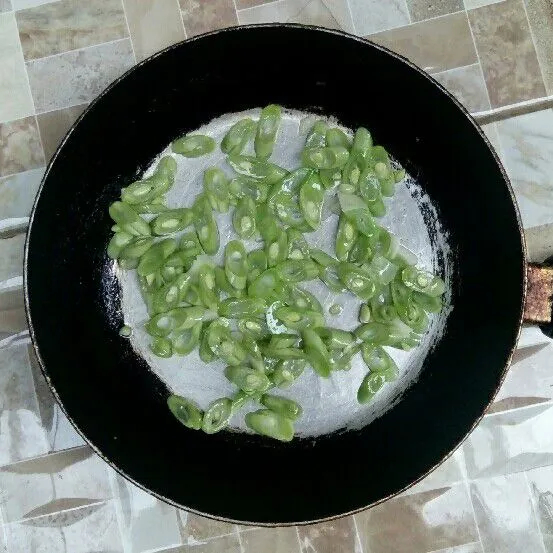 Masukkan garam, lada bubuk, dan penyedap rasa.