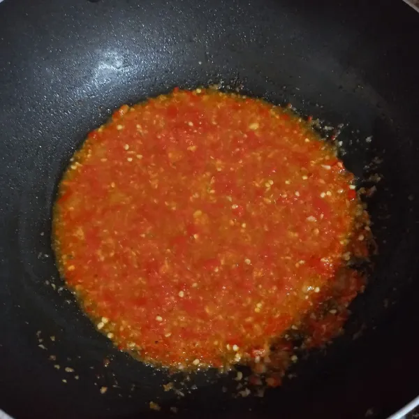 Tumis bumbu halus hingga wangi