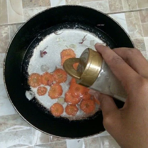 Masukkan lada bubuk, penyedap rasa, kaldu bubuk, dan garam himalaya.