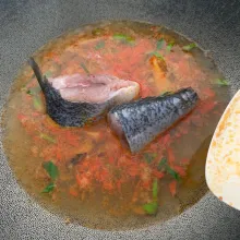 Tambahkan air dan masukkan ikan salmon.