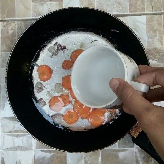 Masukkan air. Masak hingga wortel empuk.