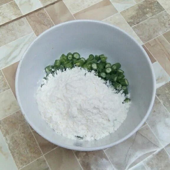 Masukkan tepung terigu dan tepung beras.