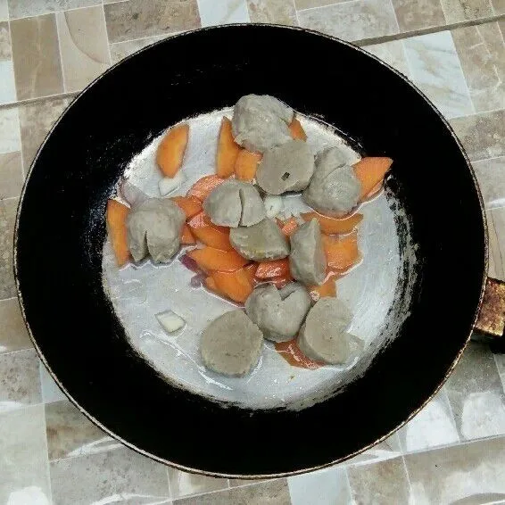 Masukkan bakso.