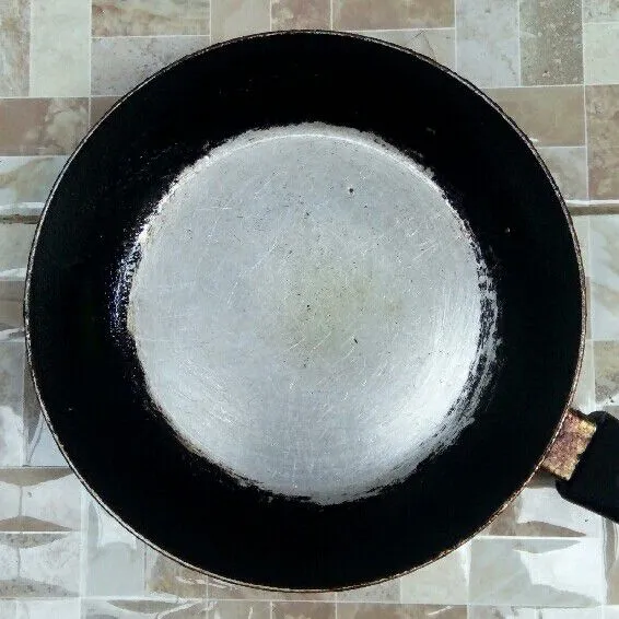 Panaskan teflon yang berisi 2 sdm minyak.