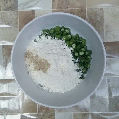 Masukkan bawang putih bubuk, ketumbar bubuk, lada bubuk, garam, dan kaldu bubuk.