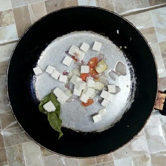 Masukkan tahu. Oseng sebentar.