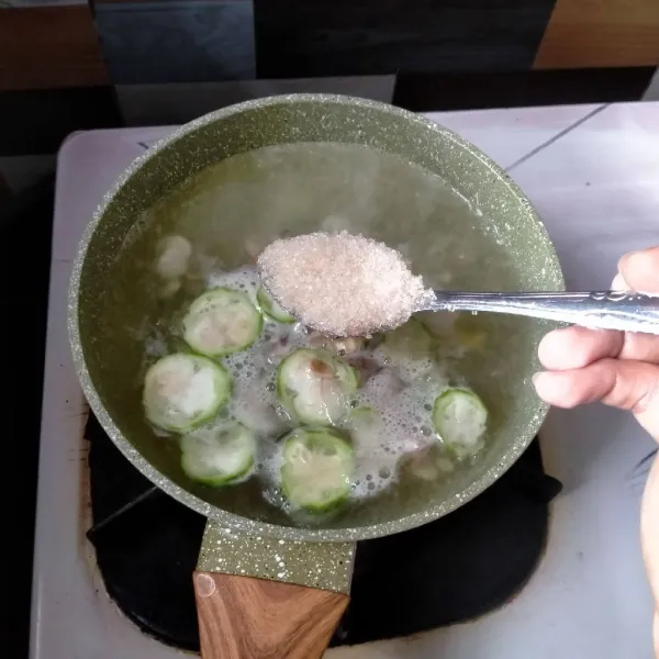 Tambahkan gula pasir, garam, dan kaldu bubuk. Masak hingga mendidih kembali.