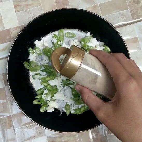 Masukkan minyak wijen, lada bubuk, garam himalaya, dan penyedap rasa. Koreksi rasa. Siap disajikan!