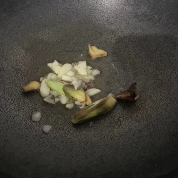 Potong bawang-bawang dan tumis.