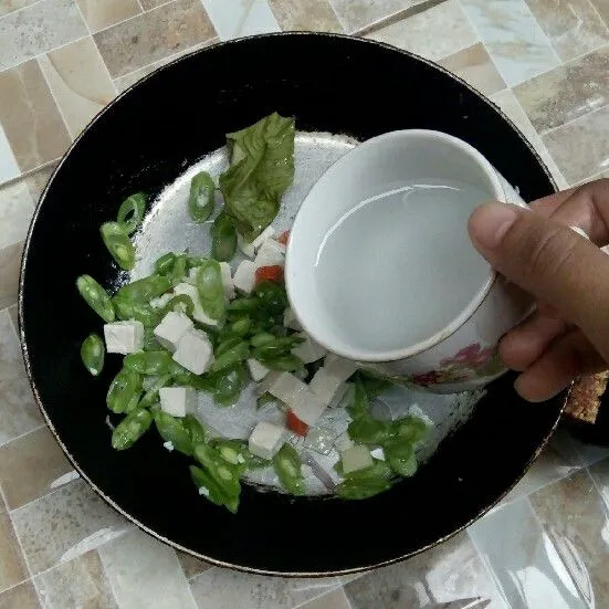 Tambahkan air. Tambahkan saus tiram dan kecap asin. Masukkan lada bubuk, garam himalaya, kaldu bubuk, dan kaldu jamur. Tes rasa. Siap disajikan!