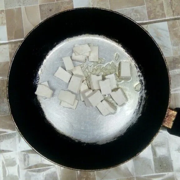 Masukkan tahu. Tumis sebentar.