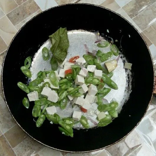 Masukkan buncis.