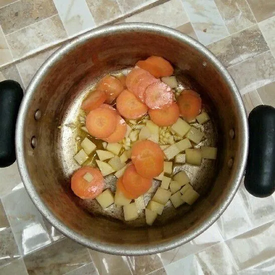 Masukkan wortel dan kentang.