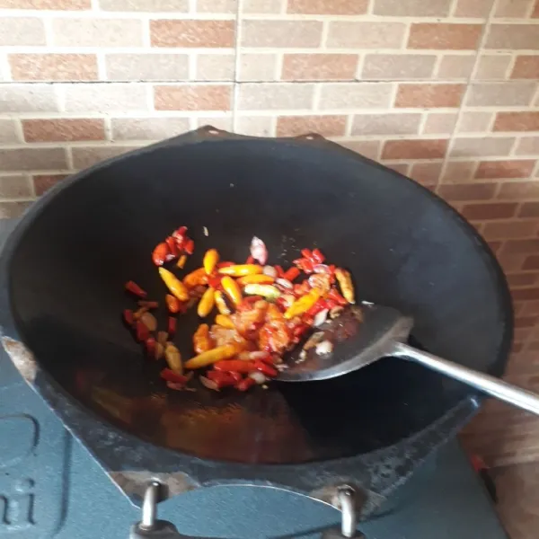 Panaskan minyak, gunakan api sedang. Masukkan cabai merah keriting, cabai rawit, bawang merah dan tomat. Masak hingga empuk.