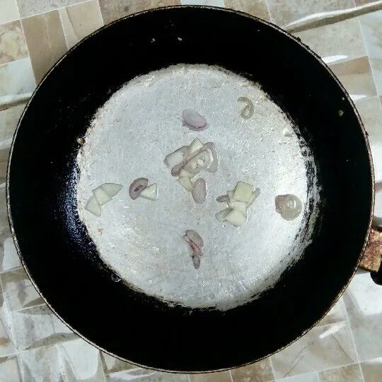 Tumis bawang merah dan bawang putih hingga harum.